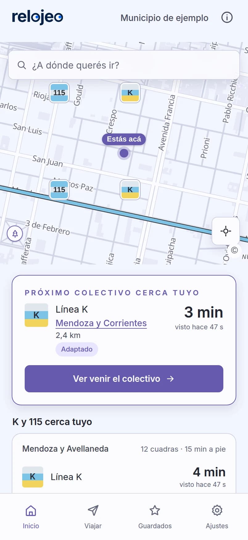 Captura de la app de pasajeros con datos de ejemplo: el mapa con colectivos de las líneas K y 115 cerca de la persona, la próxima K en 3 minutos y las paradas cercanas.